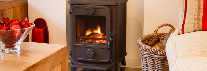 Ein brennender Kaminofen in einem Wohnzimmer